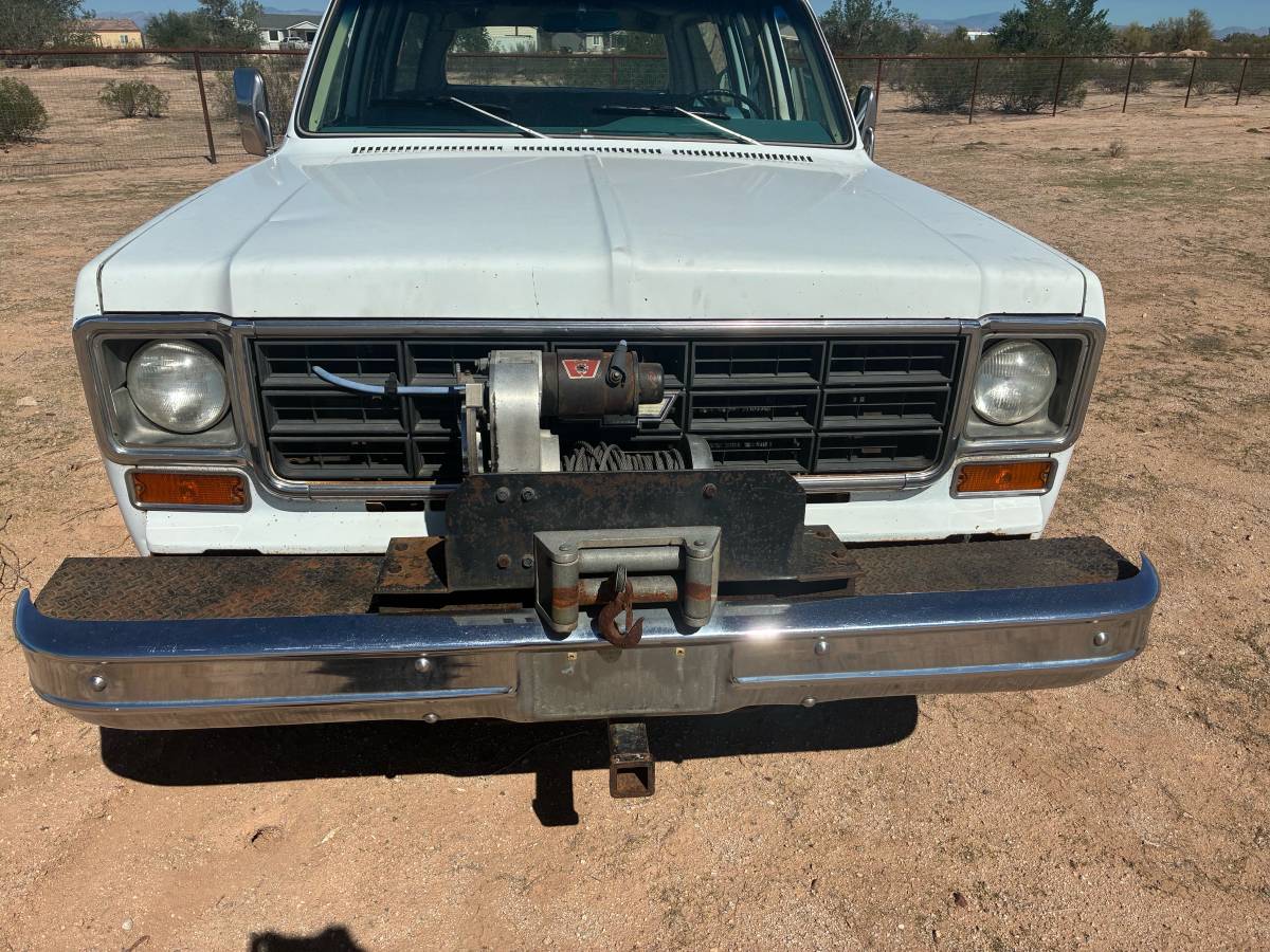 Chevrolet-suburban-1500-1977-white-2