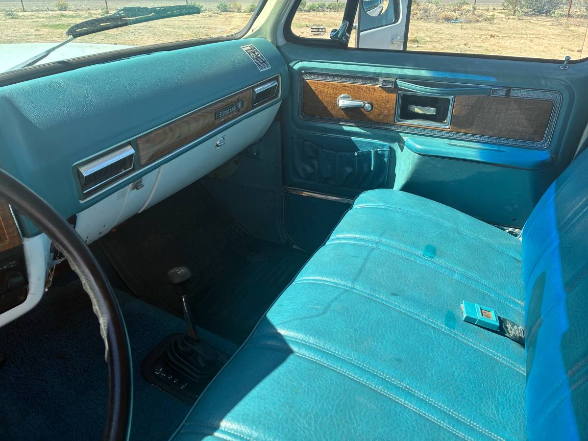 Chevrolet-suburban-1500-1977-white-7