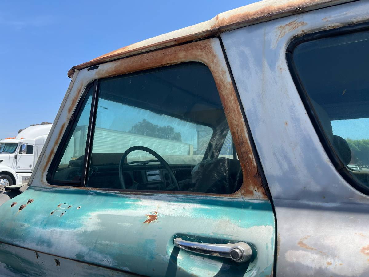 Chevrolet-suburban-1965-17