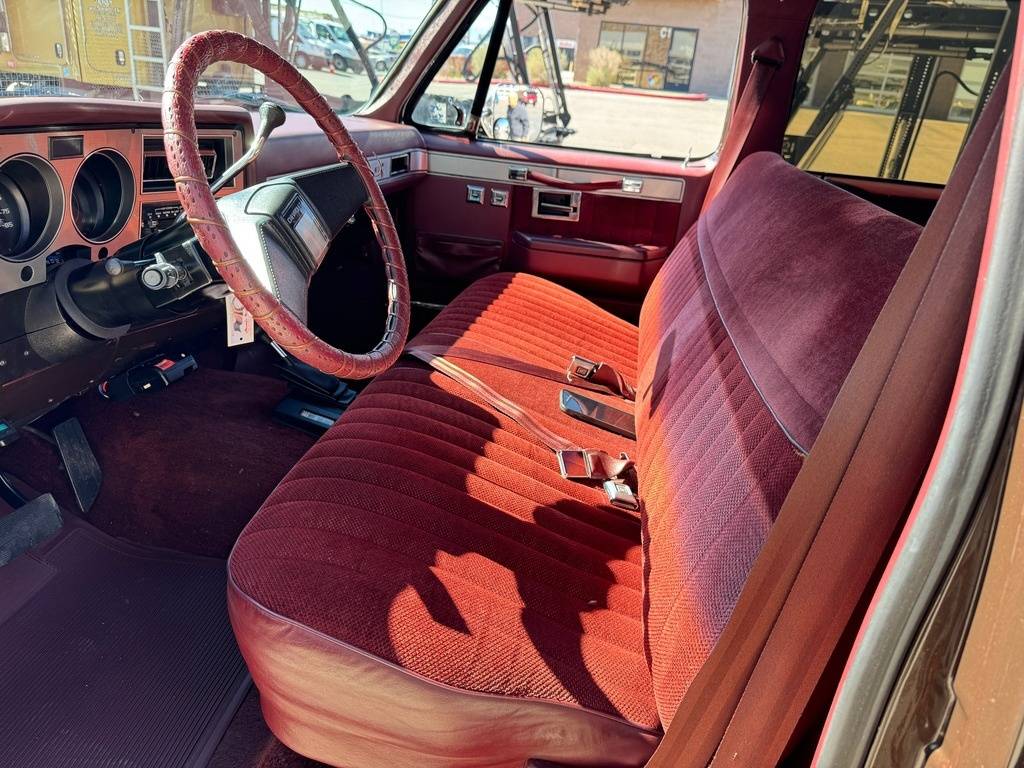 Chevrolet-suburban-1985-brown-148