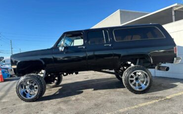 Chevrolet-suburban-1989-black-10