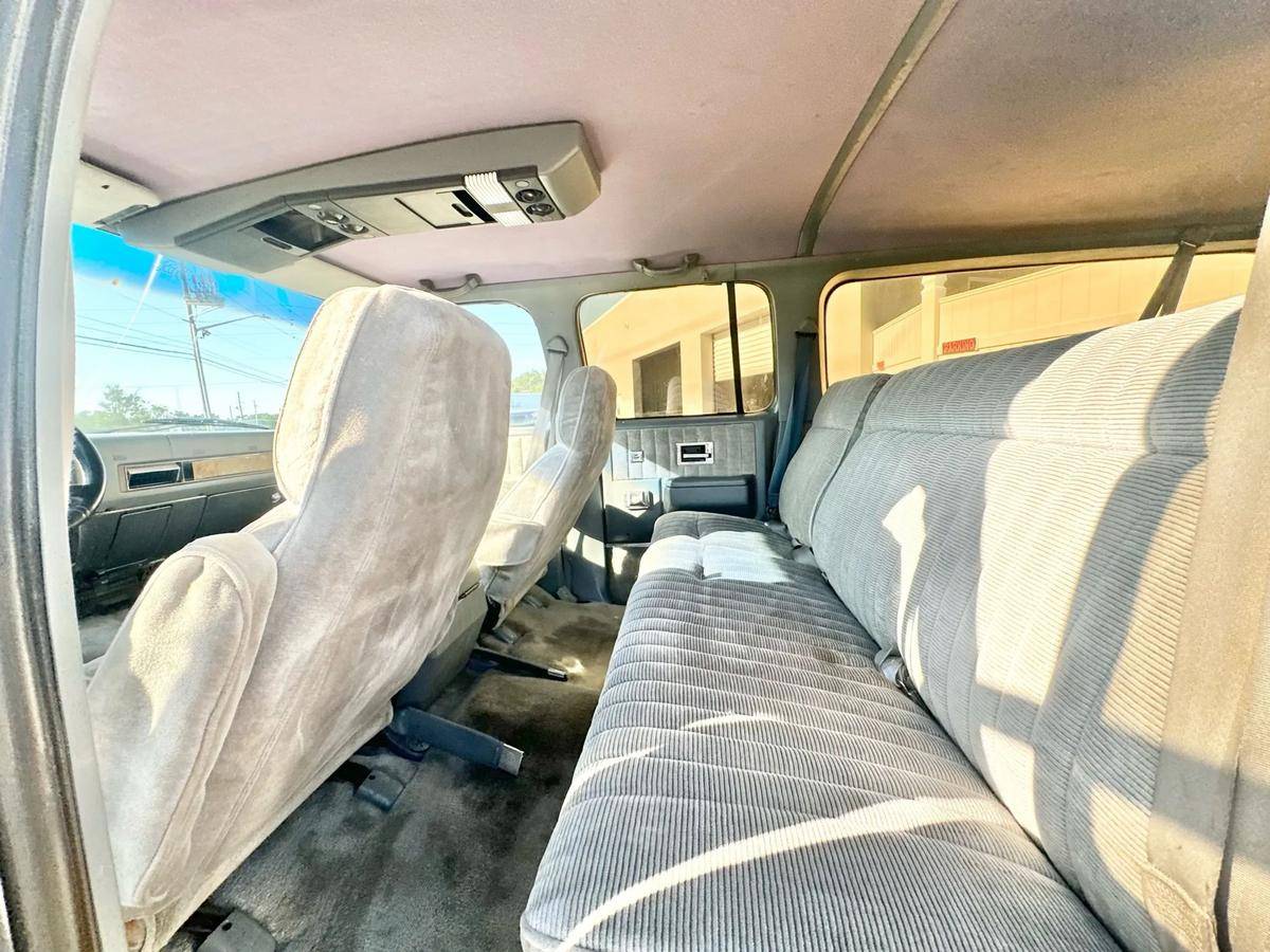Chevrolet-suburban-1989-black-17