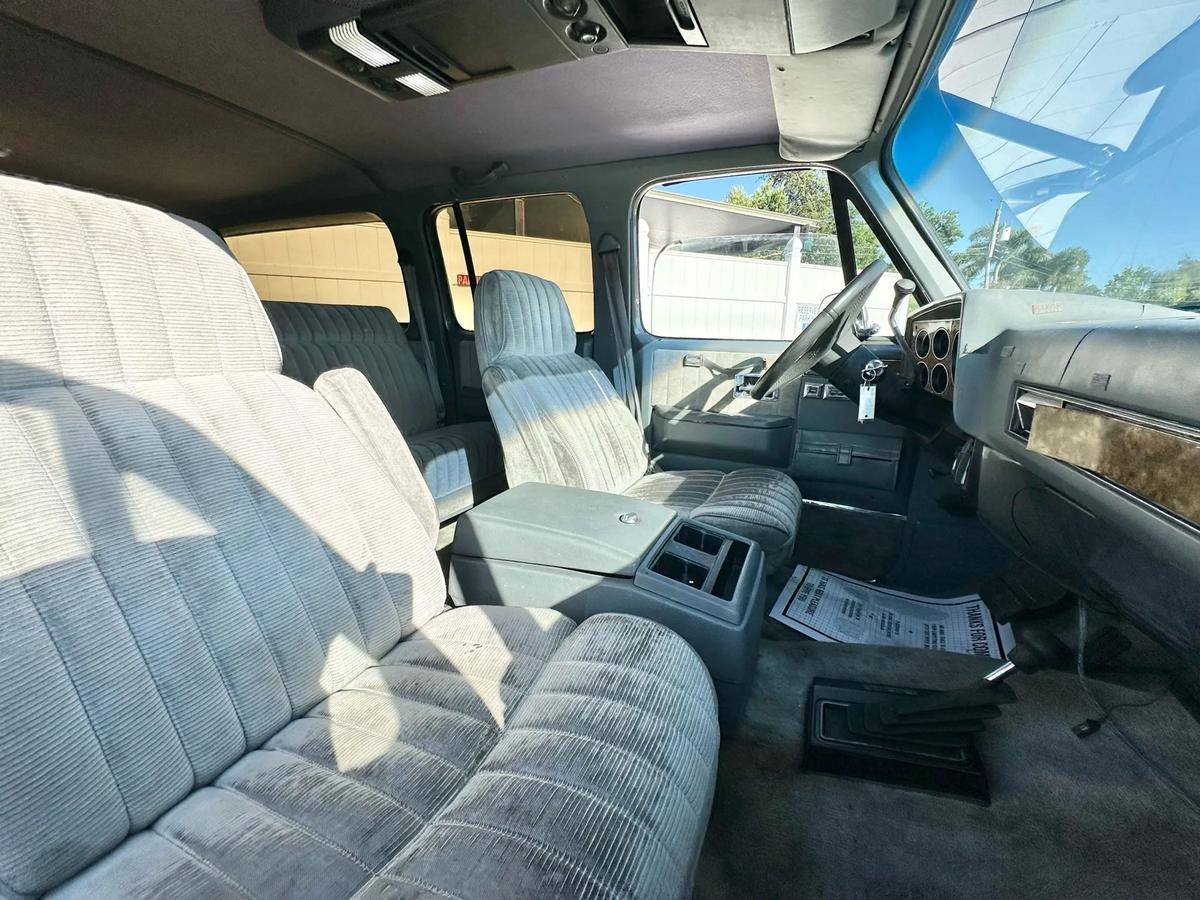Chevrolet-suburban-1989-black-2