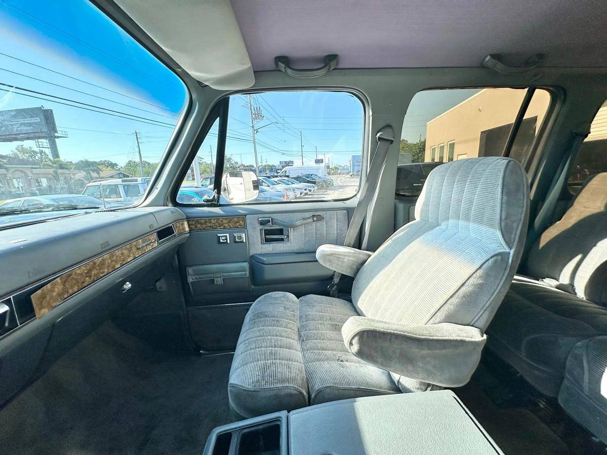Chevrolet-suburban-1989-black-22