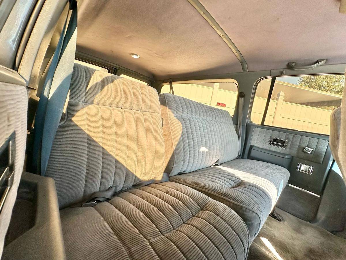 Chevrolet-suburban-1989-black-3