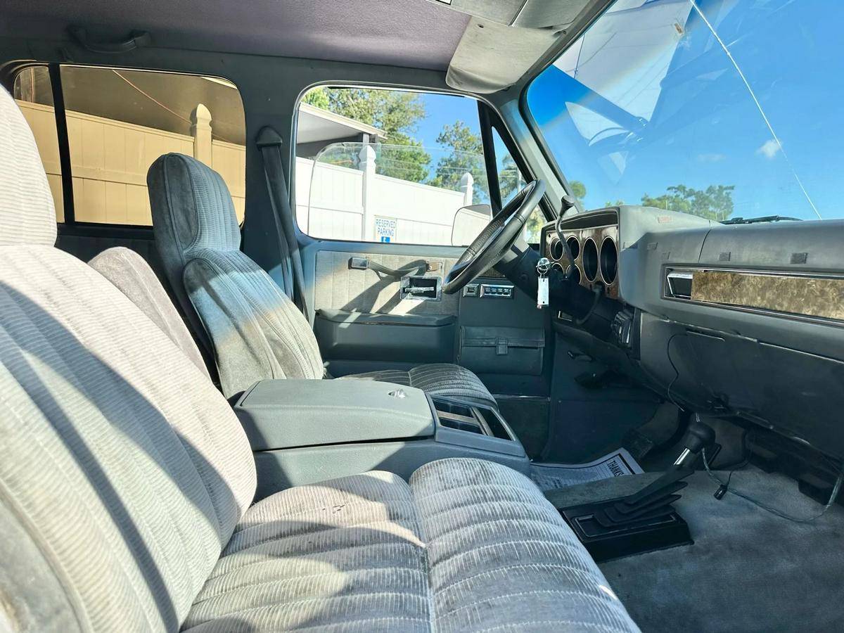 Chevrolet-suburban-1989-black-31