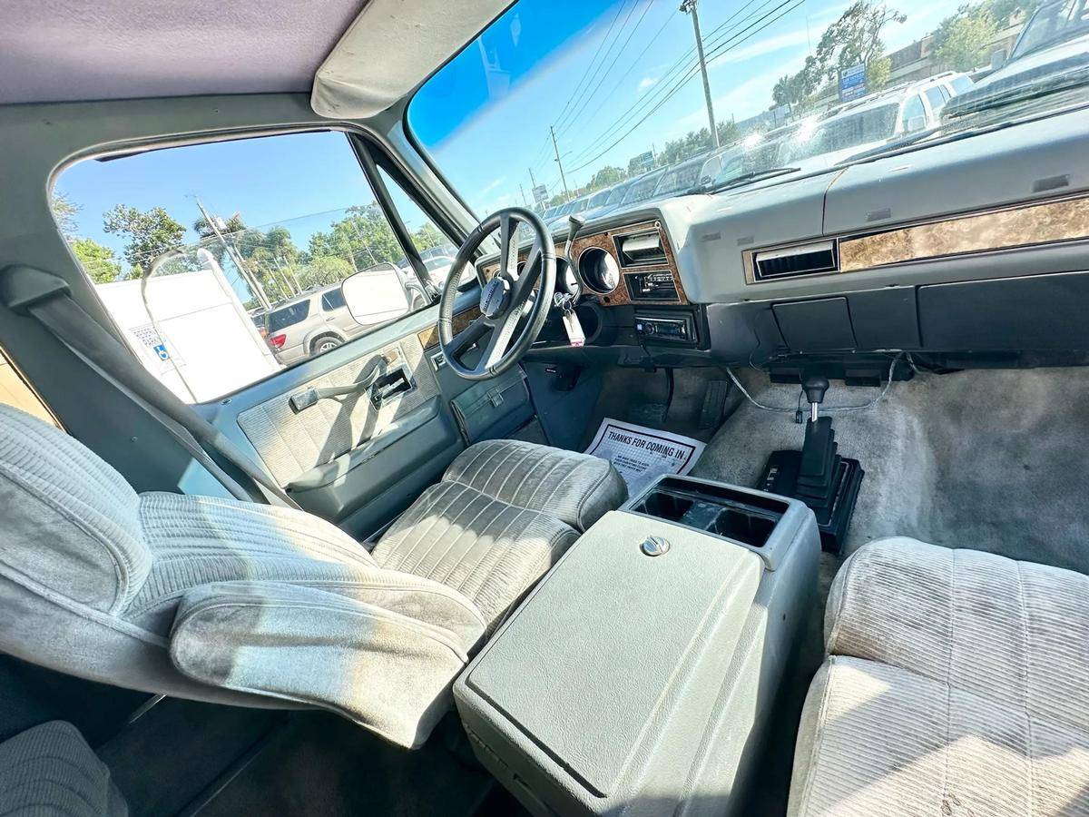 Chevrolet-suburban-1989-black-32