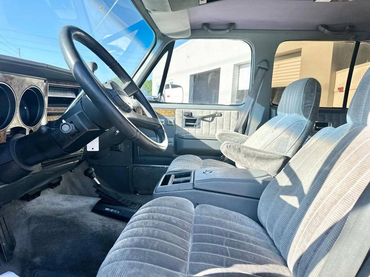 Chevrolet-suburban-1989-black-39