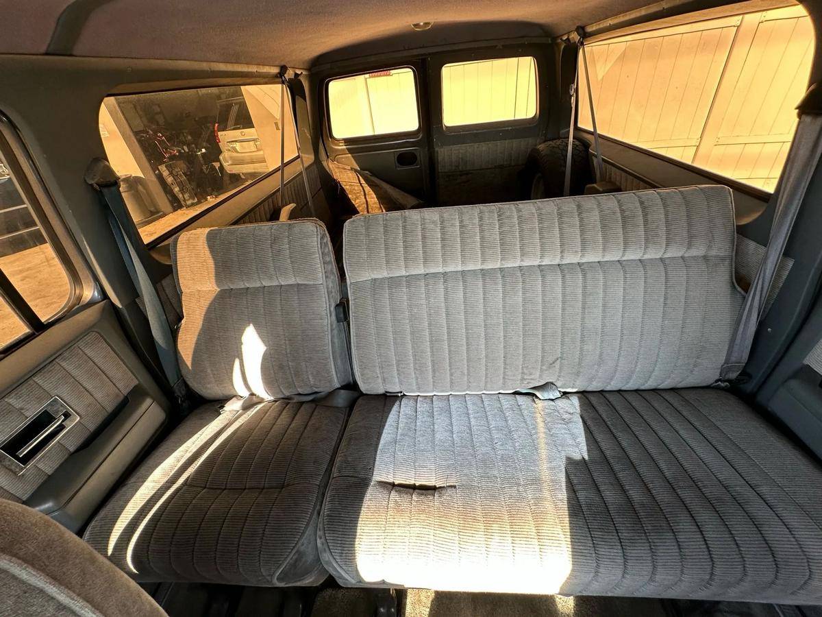 Chevrolet-suburban-1989-black-47
