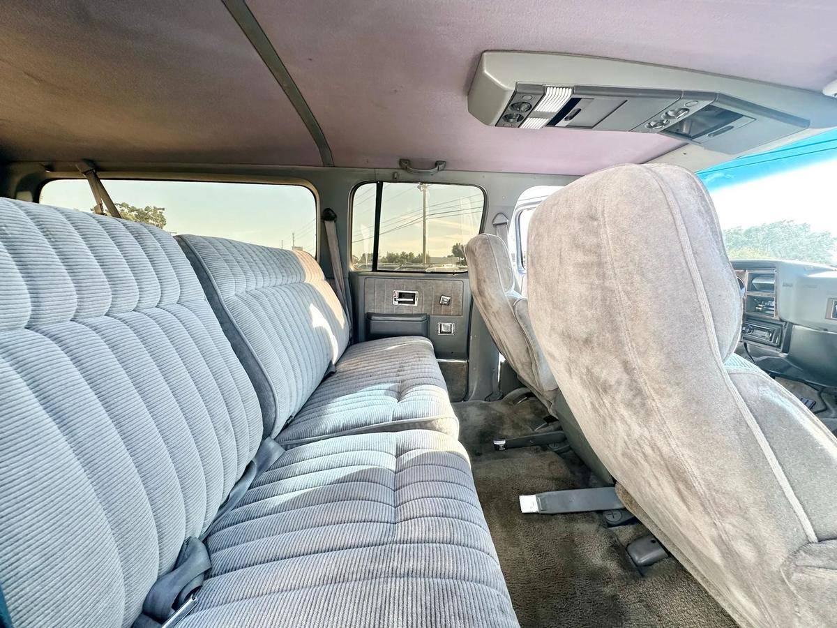 Chevrolet-suburban-1989-black-7