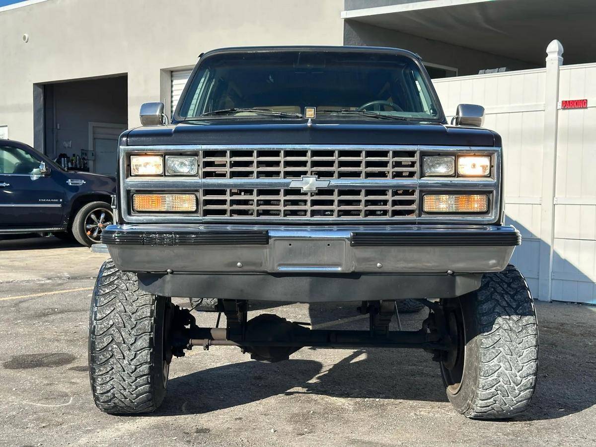 Chevrolet-suburban-1989-black