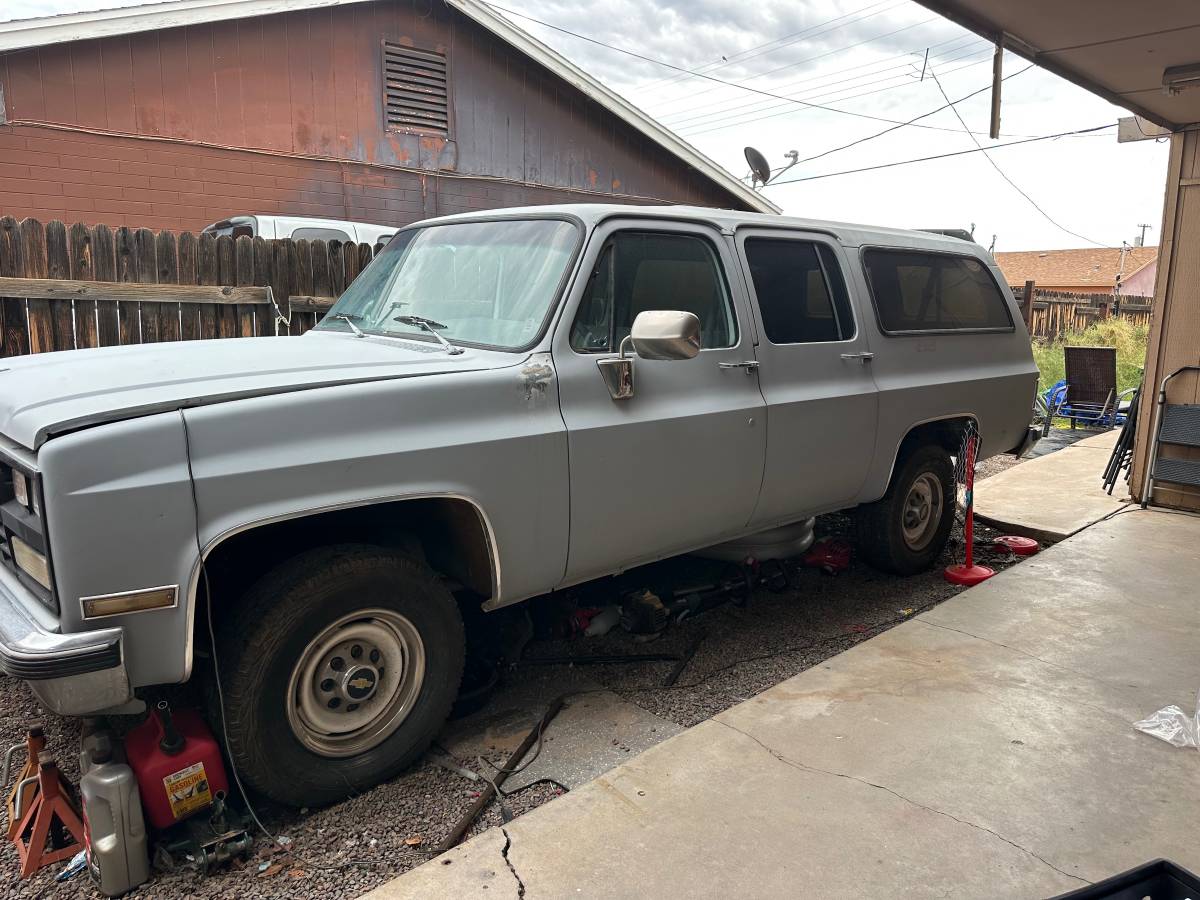 Chevrolet-suburban-1989-silver-11