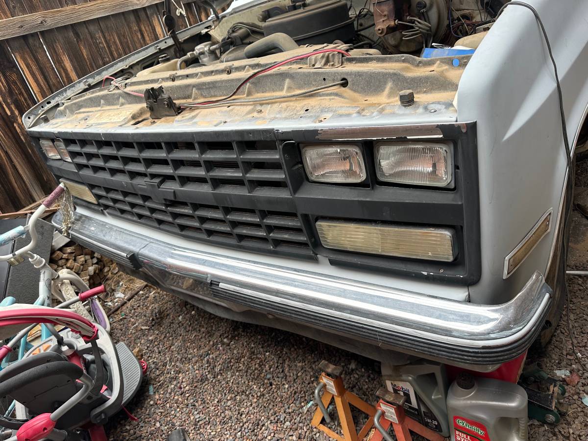 Chevrolet-suburban-1989-silver-13
