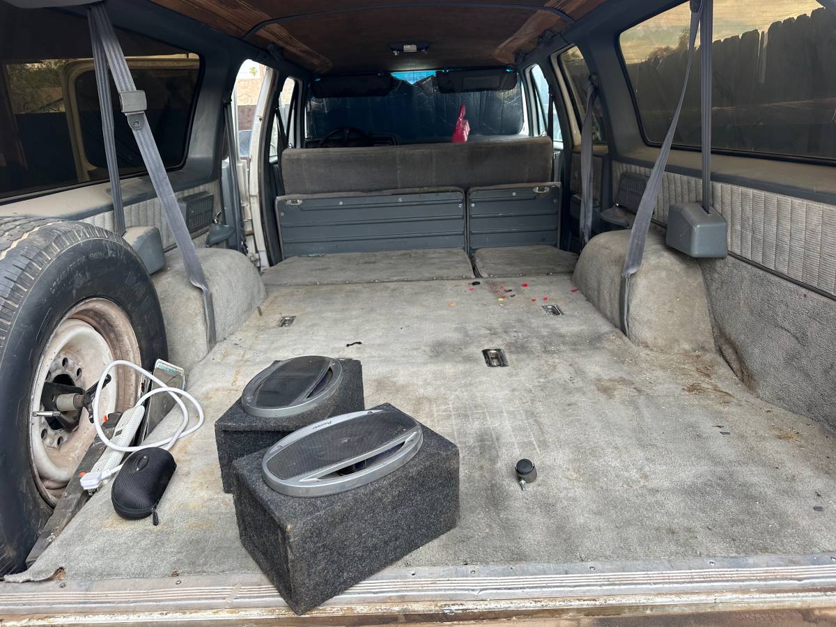 Chevrolet-suburban-1989-silver-2