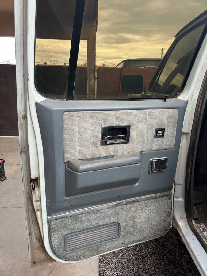 Chevrolet-suburban-1989-silver-4