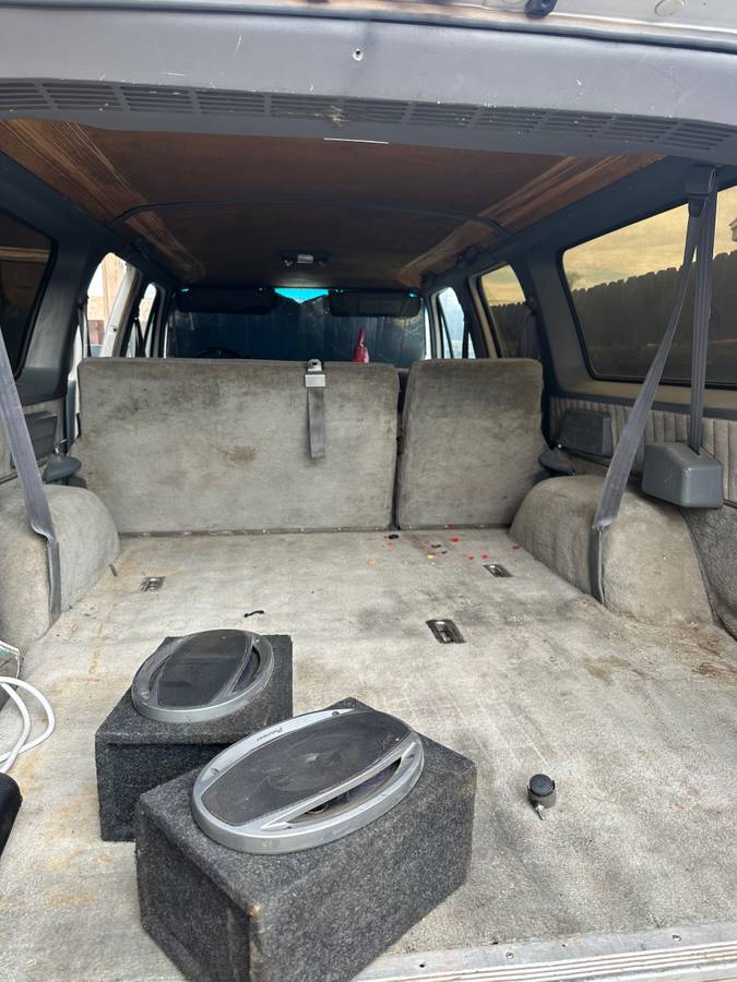 Chevrolet-suburban-1989-silver-5