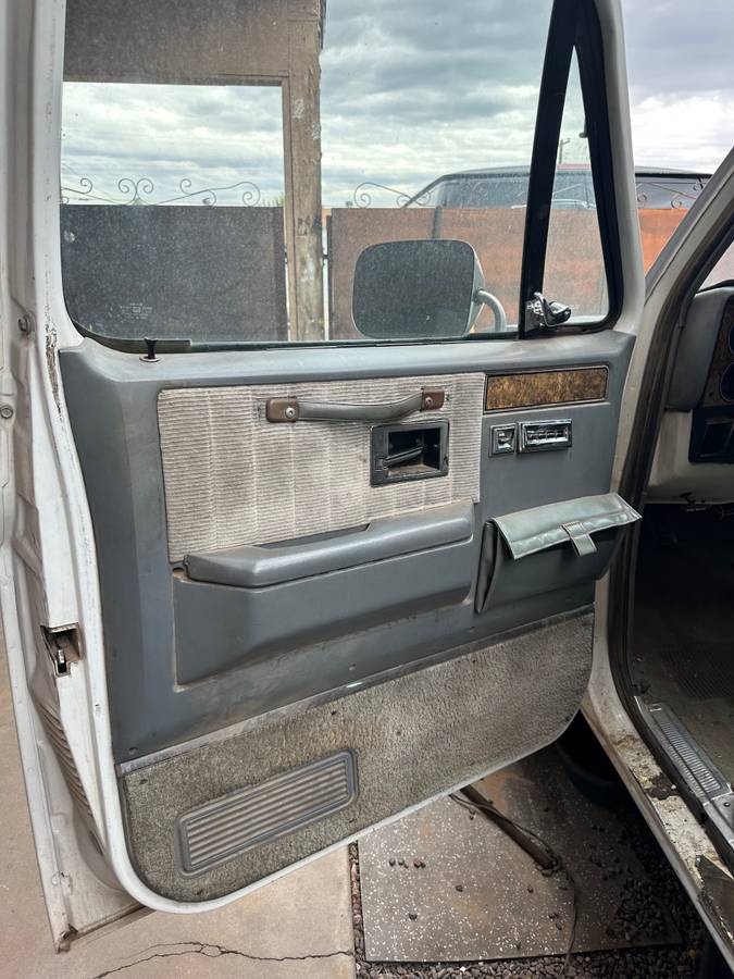 Chevrolet-suburban-1989-silver-7