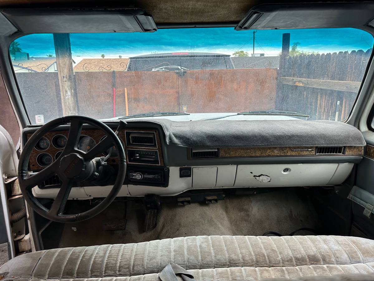 Chevrolet-suburban-1989-silver-9