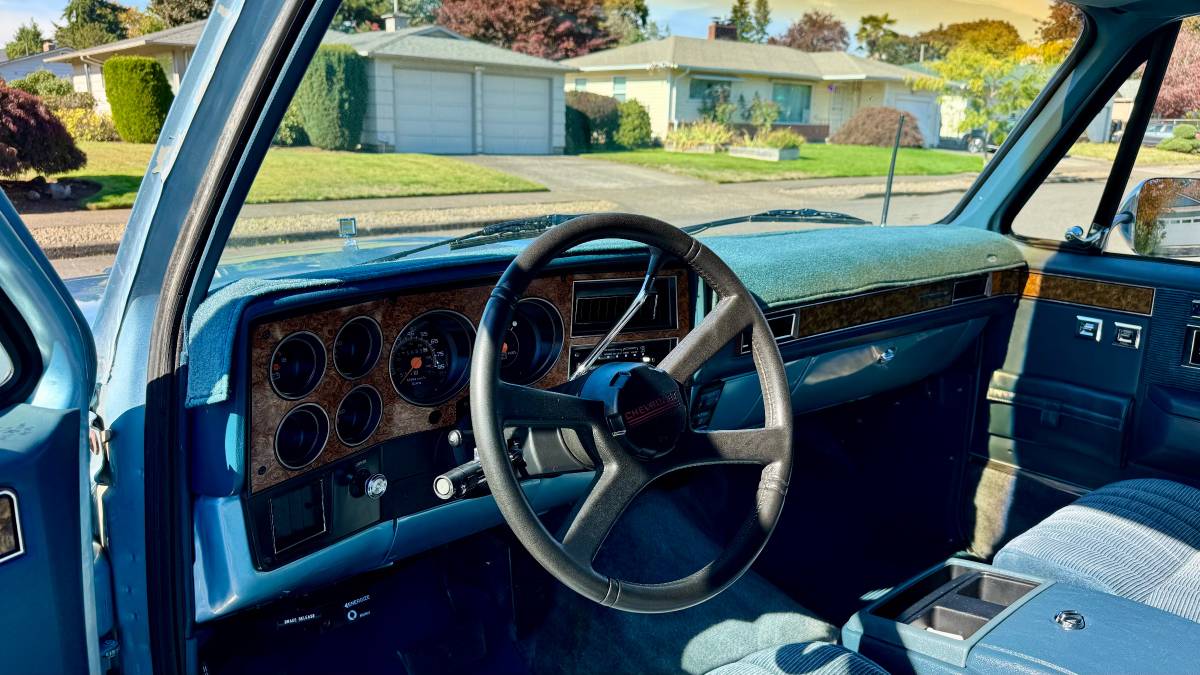 Chevrolet-suburban-1990-14