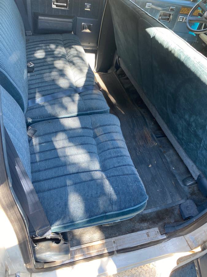 Chevrolet-suburban-1991-white-10