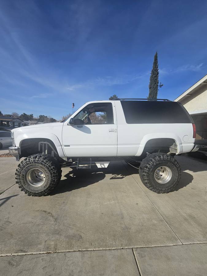 Chevrolet-tahoe-1996-white-2