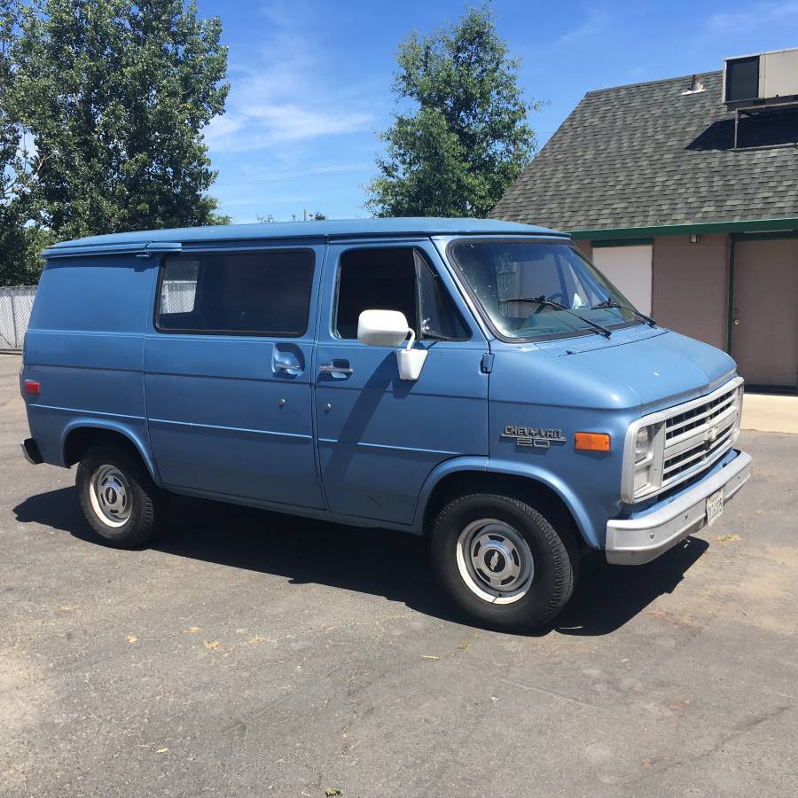 Chevrolet-van.-1989-blue-1