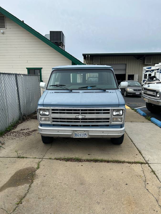 Chevrolet-van.-1989-blue-3