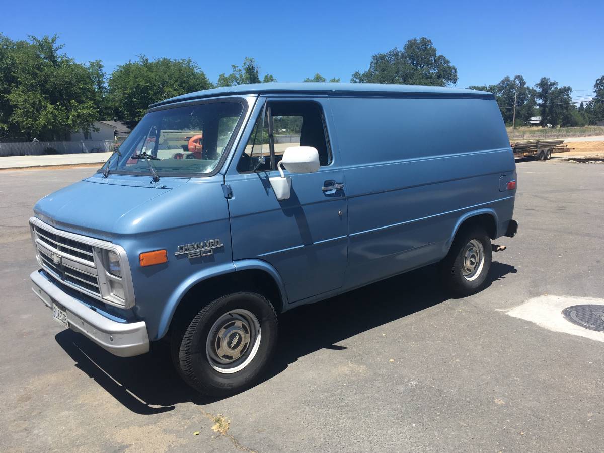 Chevrolet-van.-1989-blue