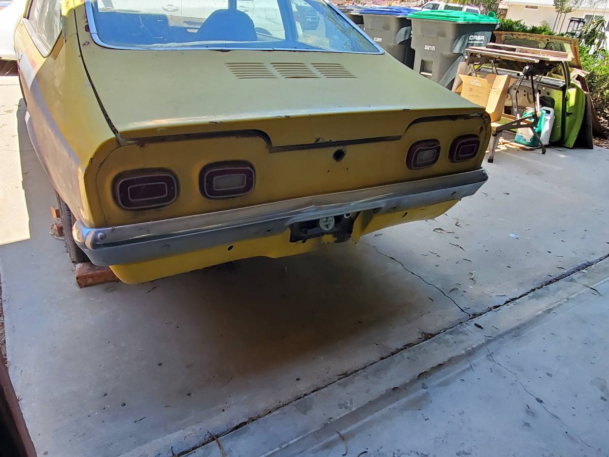 Chevrolet-vega-1971-yellow-1