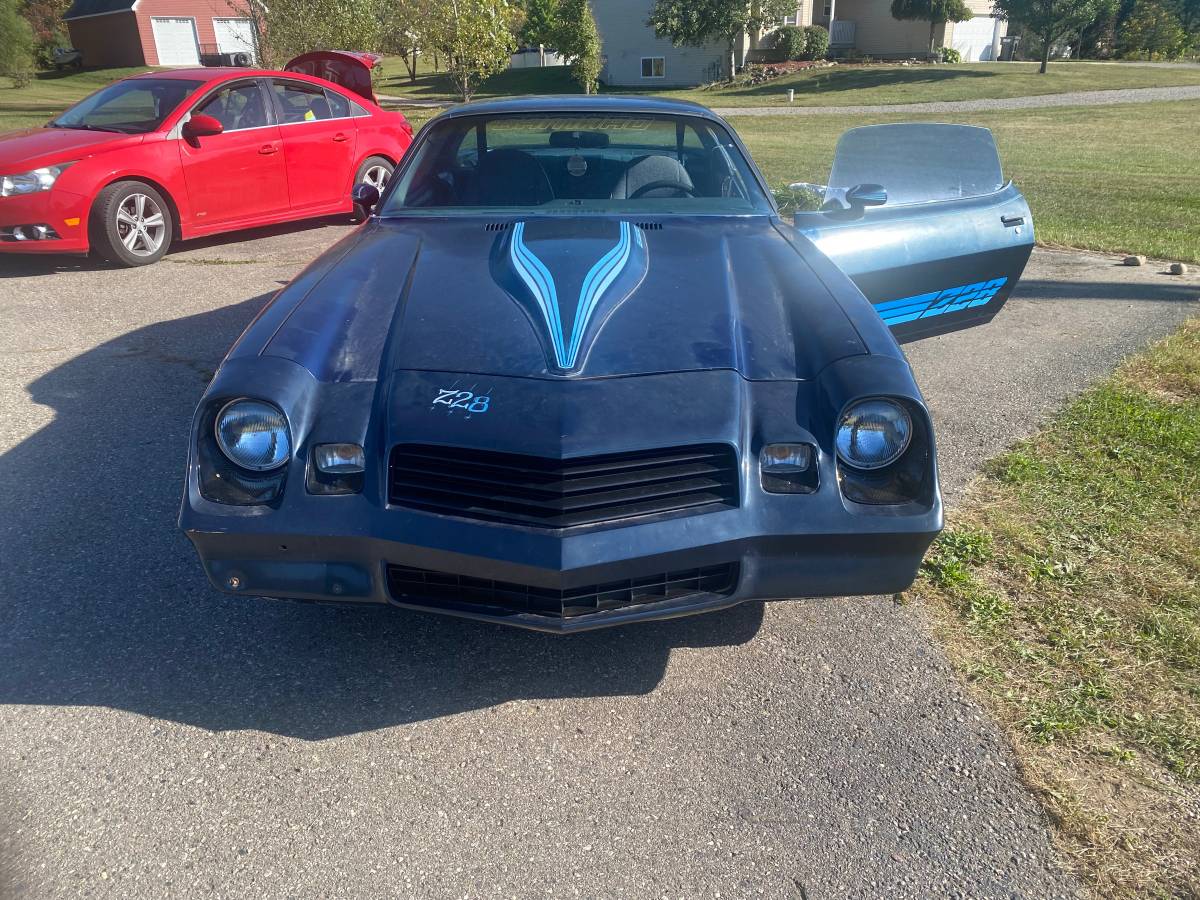 Chevrolet-z28-camaro-1981-blue-26
