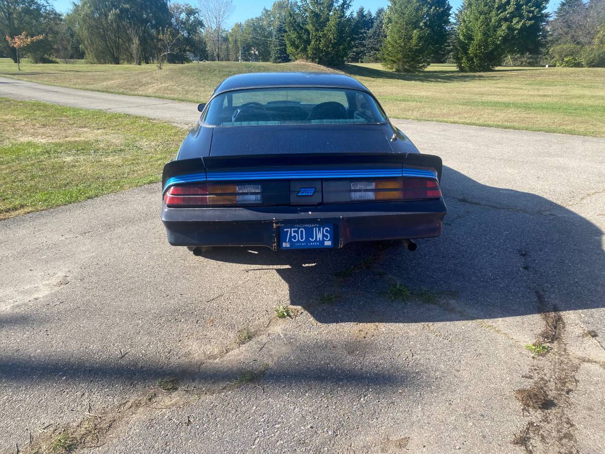 Chevrolet-z28-camaro-1981-blue-30