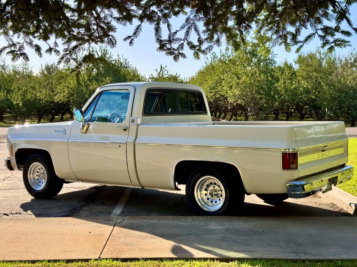 Chevy-c10-1975-white-2