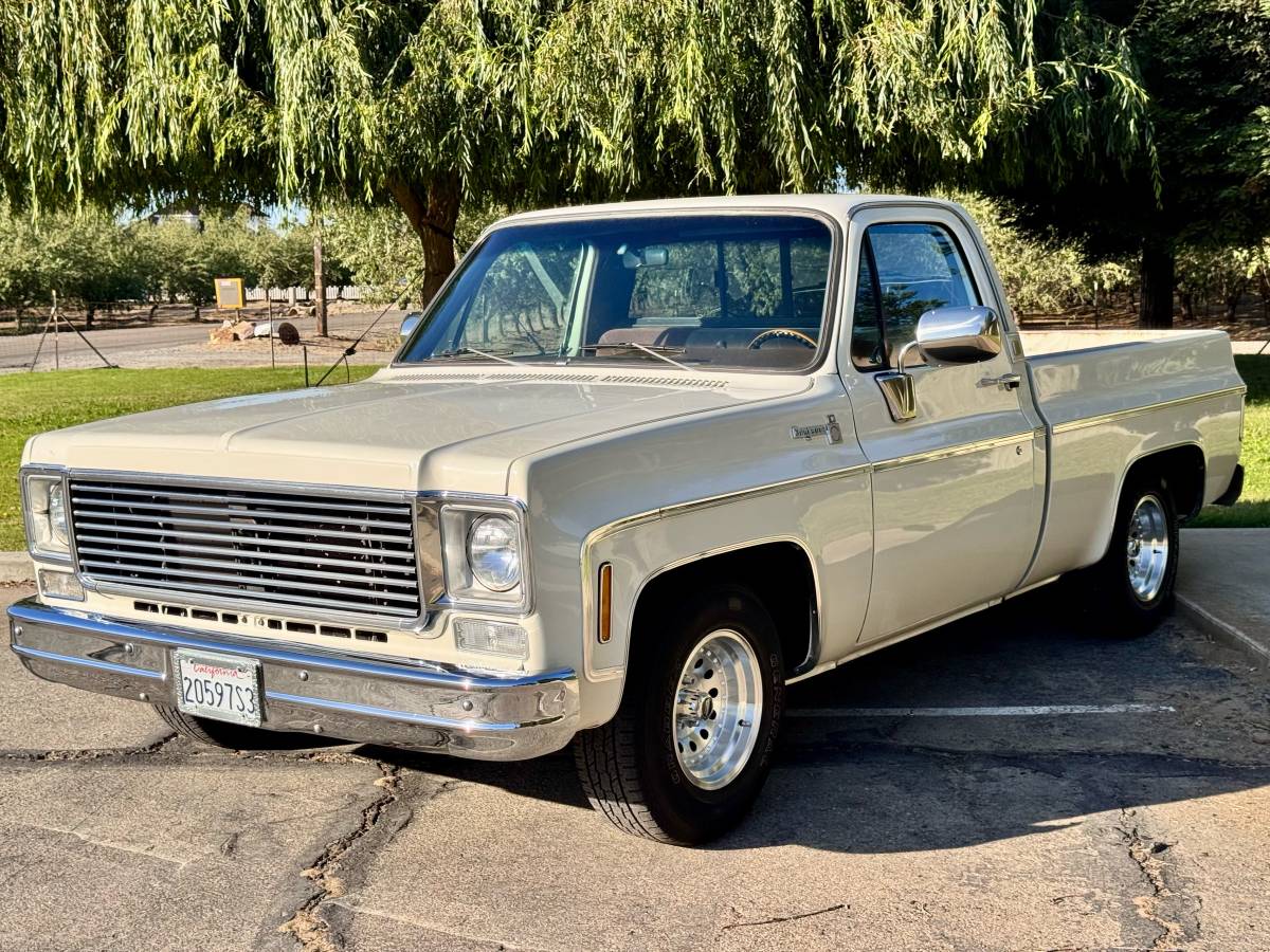 Chevy-c10-1975-white-3