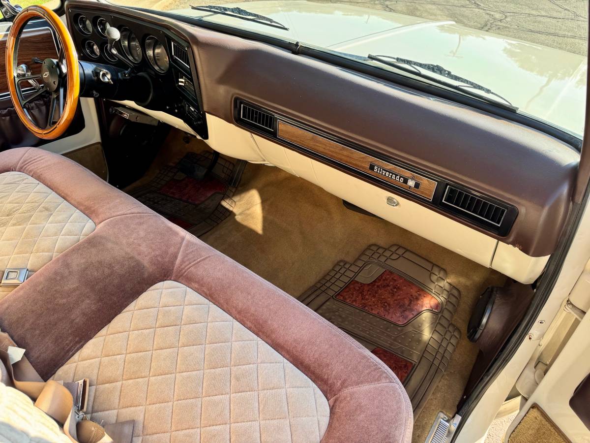 Chevy-c10-1975-white-4