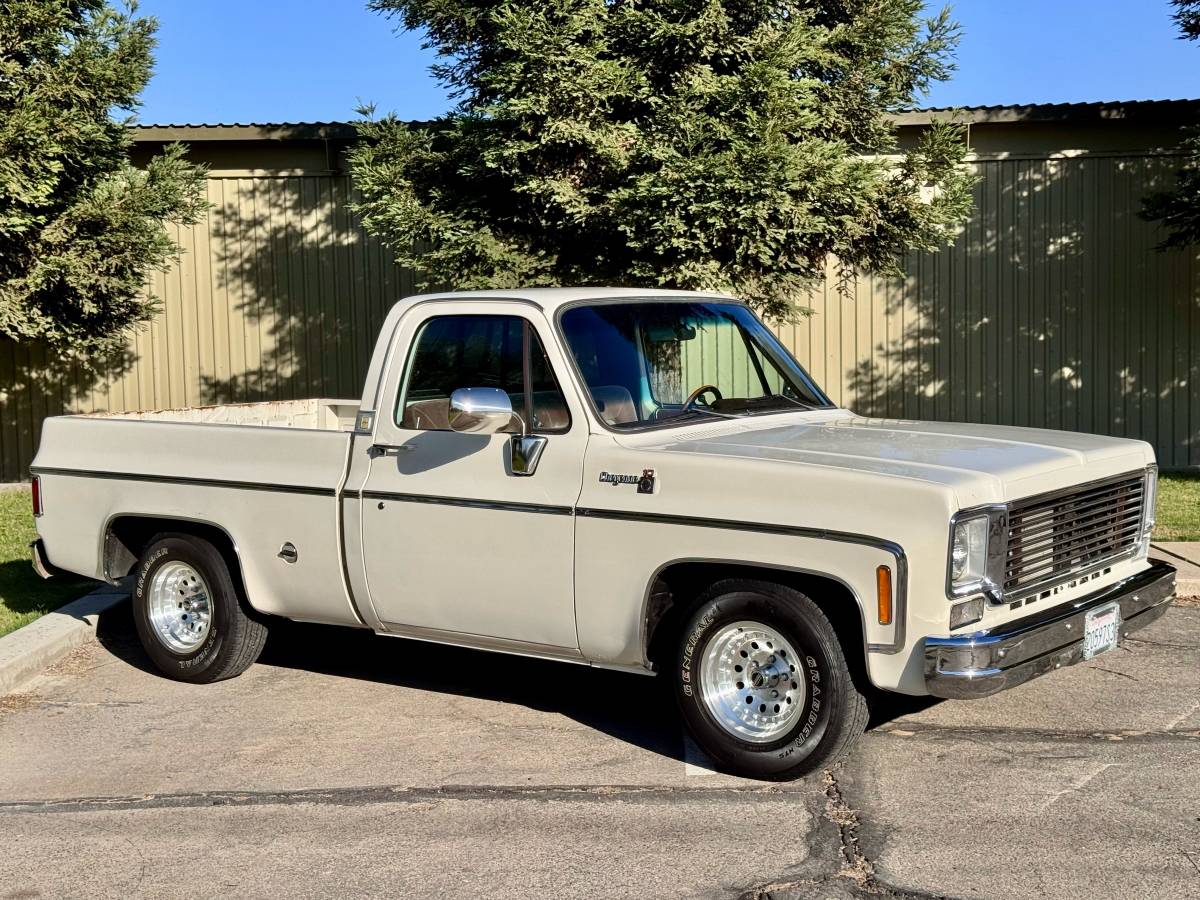 Chevy-c10-1975-white-7