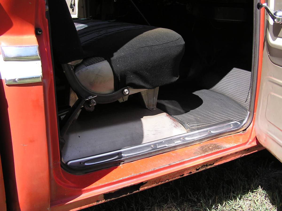 Chevy-c10-custom-1966-red-10