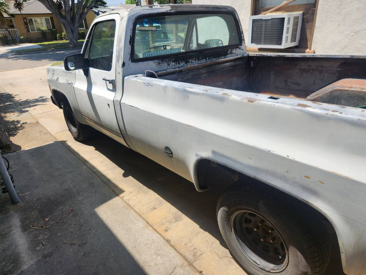 Chevy-c10-truck-1975-white