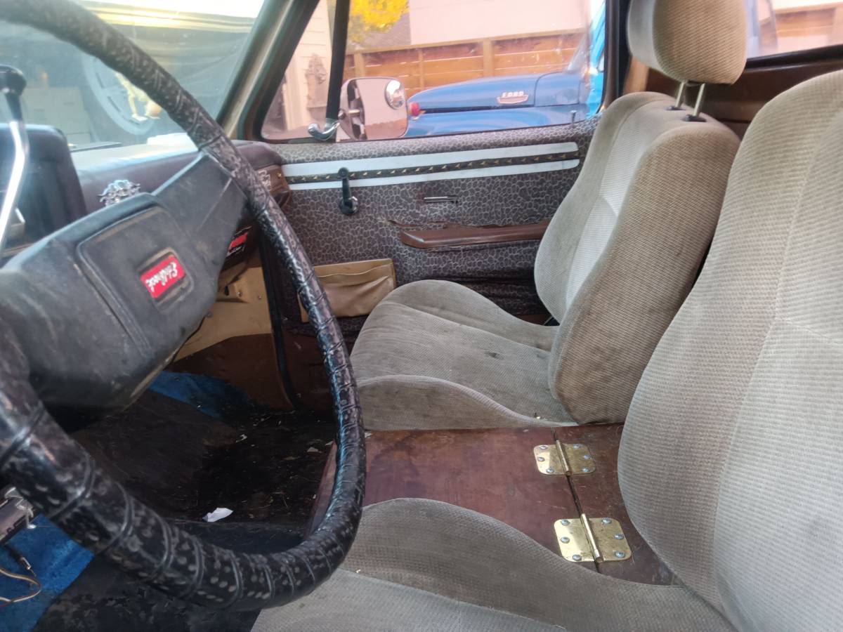 Chevy-c20-1981-brown-1