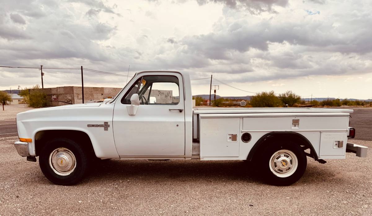 Chevy-c20-1983-white-4