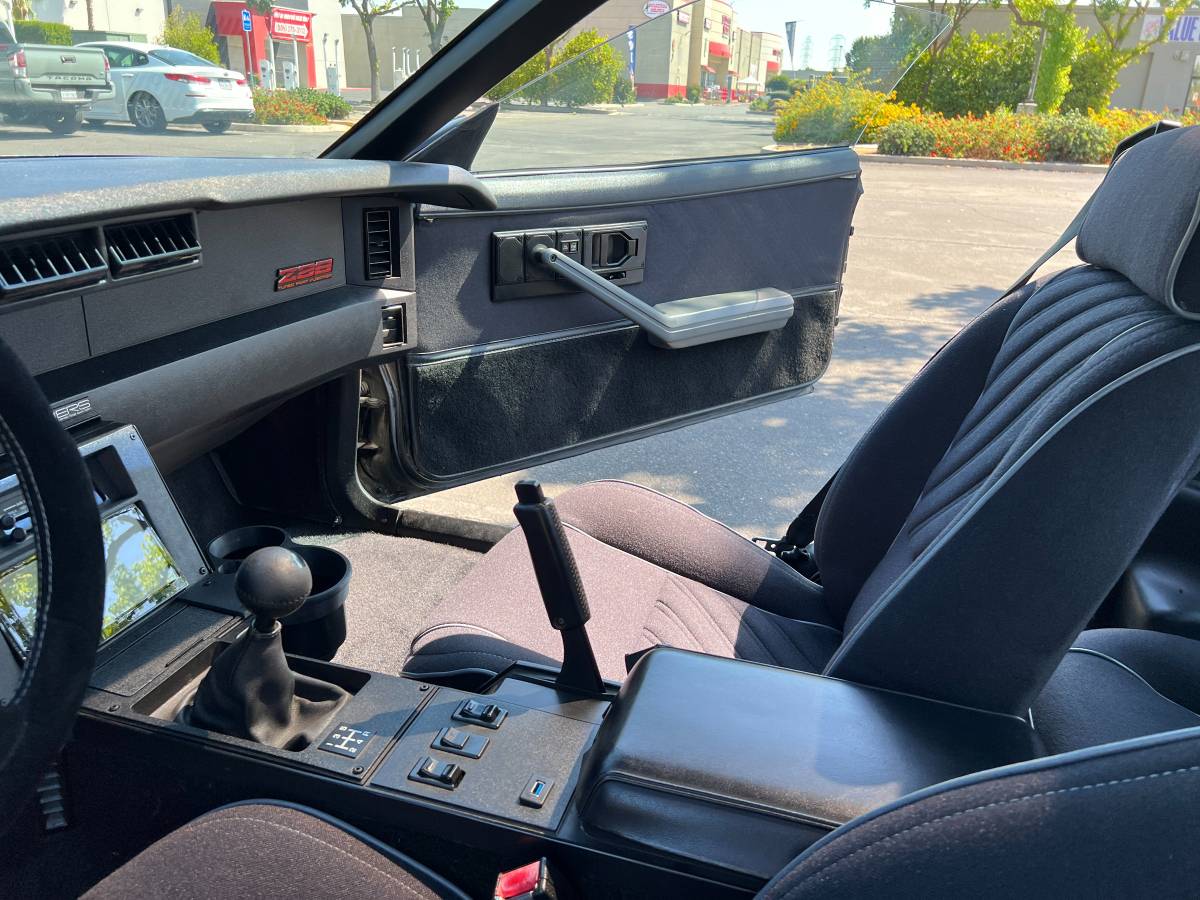 Chevy-camaro-1987-black-14