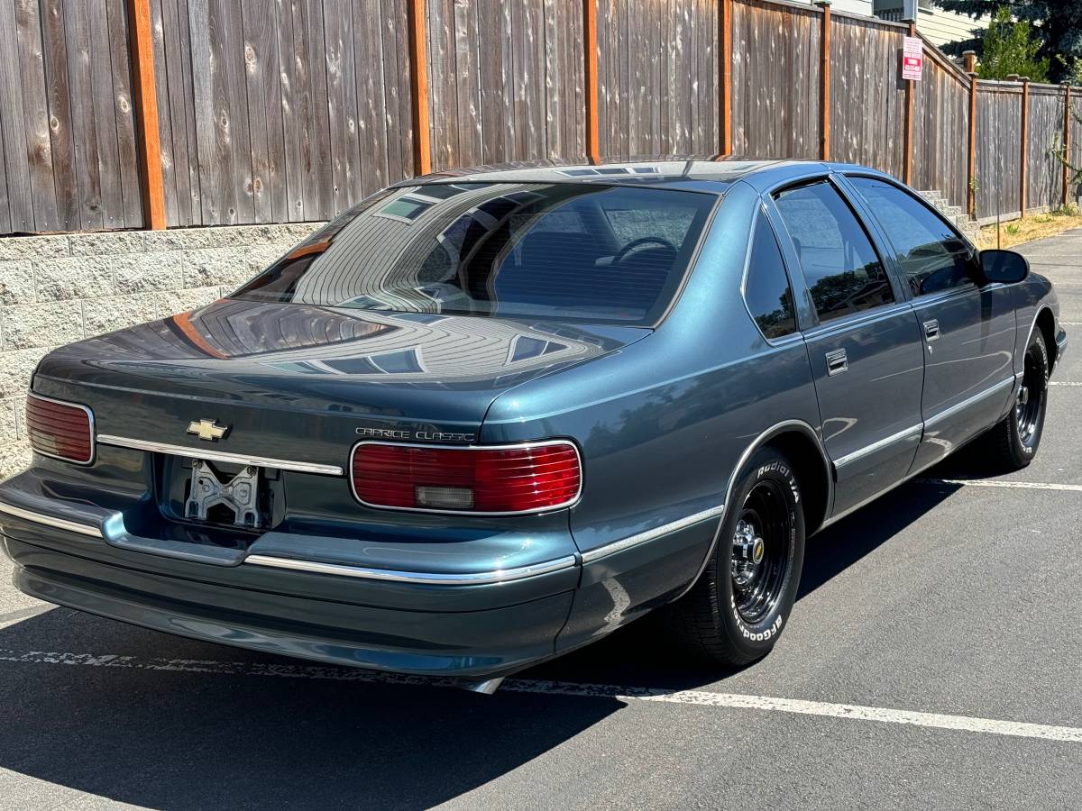 Chevy-caprice-classic-1996-green-16