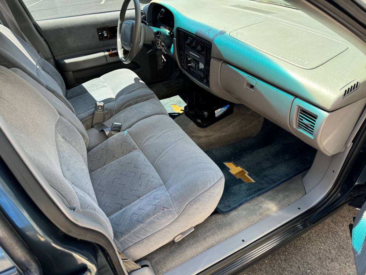 Chevy-caprice-classic-1996-green-18