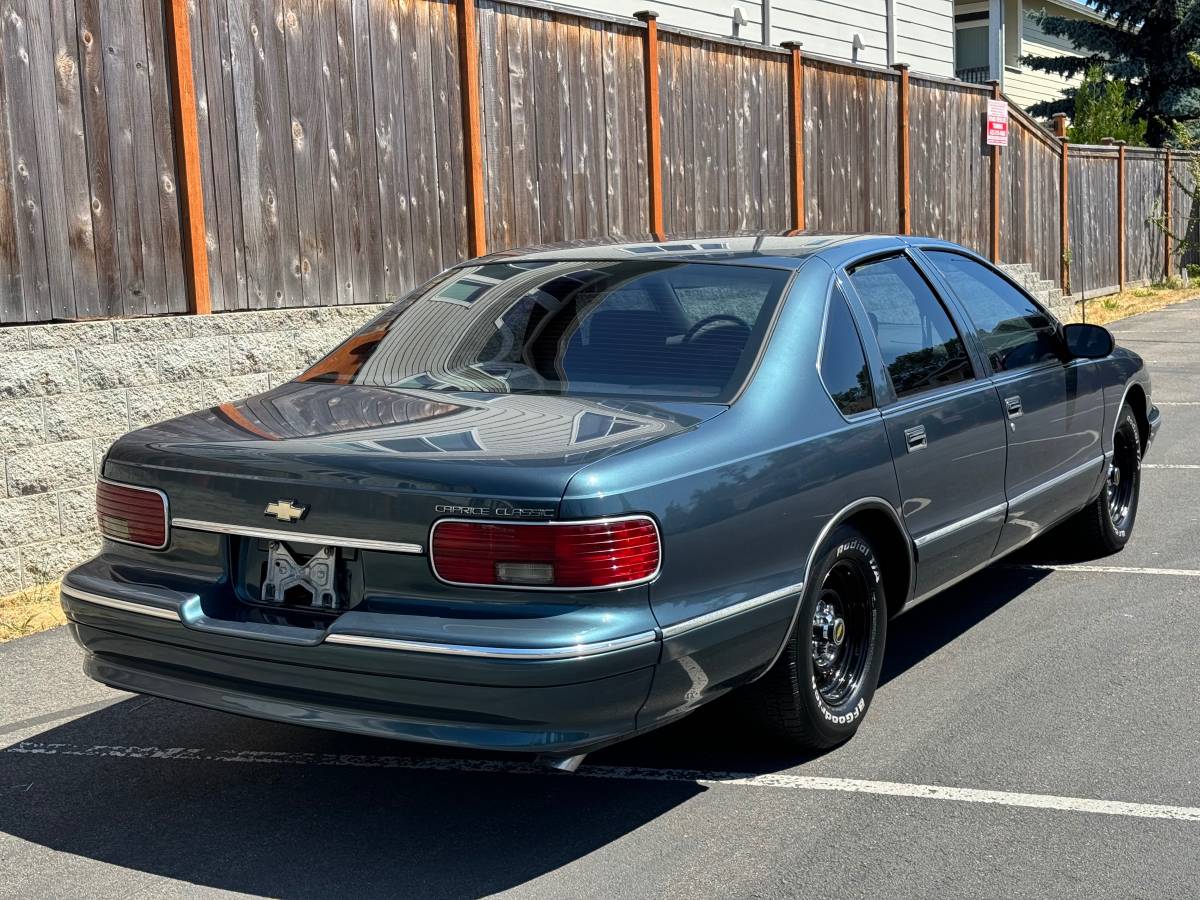 Chevy-caprice-classic-1996-green-9