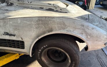 Chevy-corvette-1972-white-10