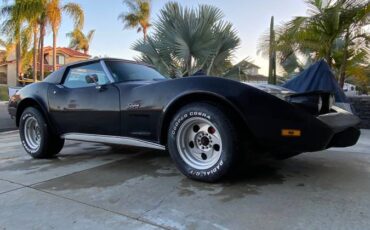 Chevy-corvette-1975