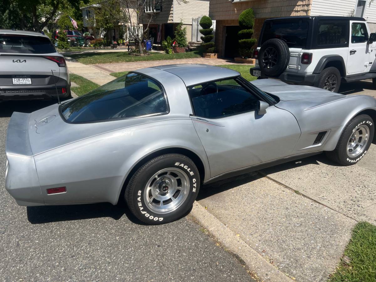 Chevy-corvette-1980-silver-1