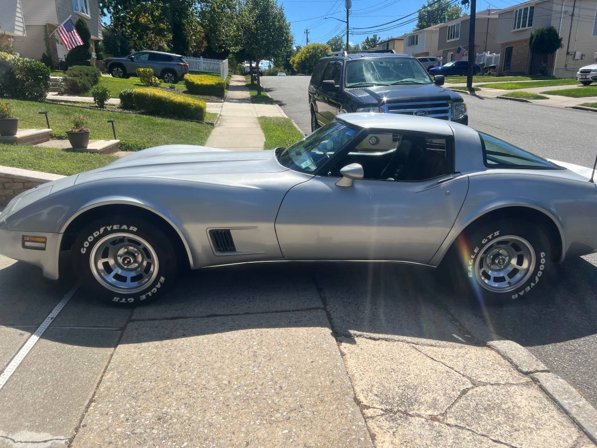 Chevy-corvette-1980-silver-4