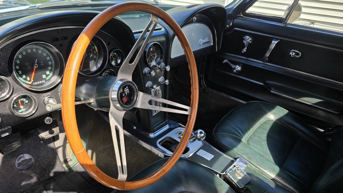 Chevy-corvette-convertible-1965-green-16