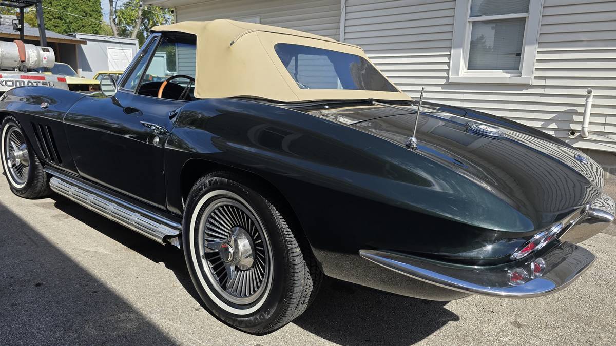 Chevy-corvette-convertible-1965-green-41