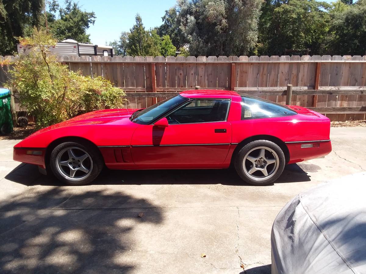 Chevy-corvette-coupe-1985-red-1